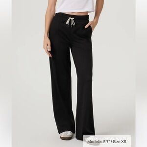 Vuori Black halo essential wide leg Women's Pants
